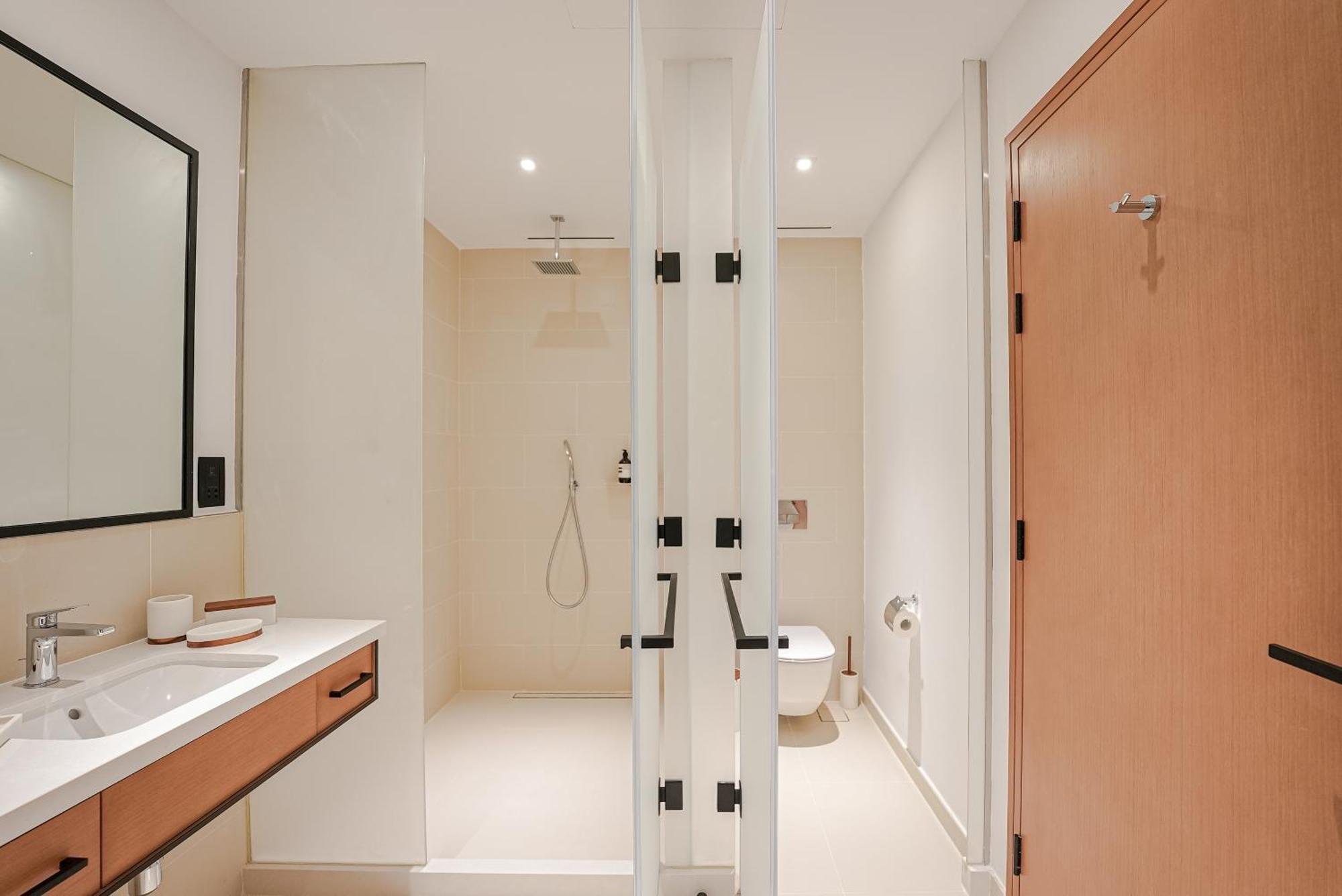 Apartment New Luxe 3br In Vida Marina W/ Breathtaking Views Dubai