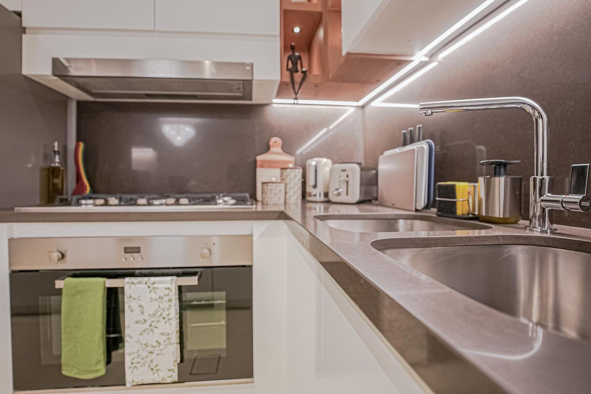 New Luxe 3br In Vida Marina W/ Breathtaking Views Dubai