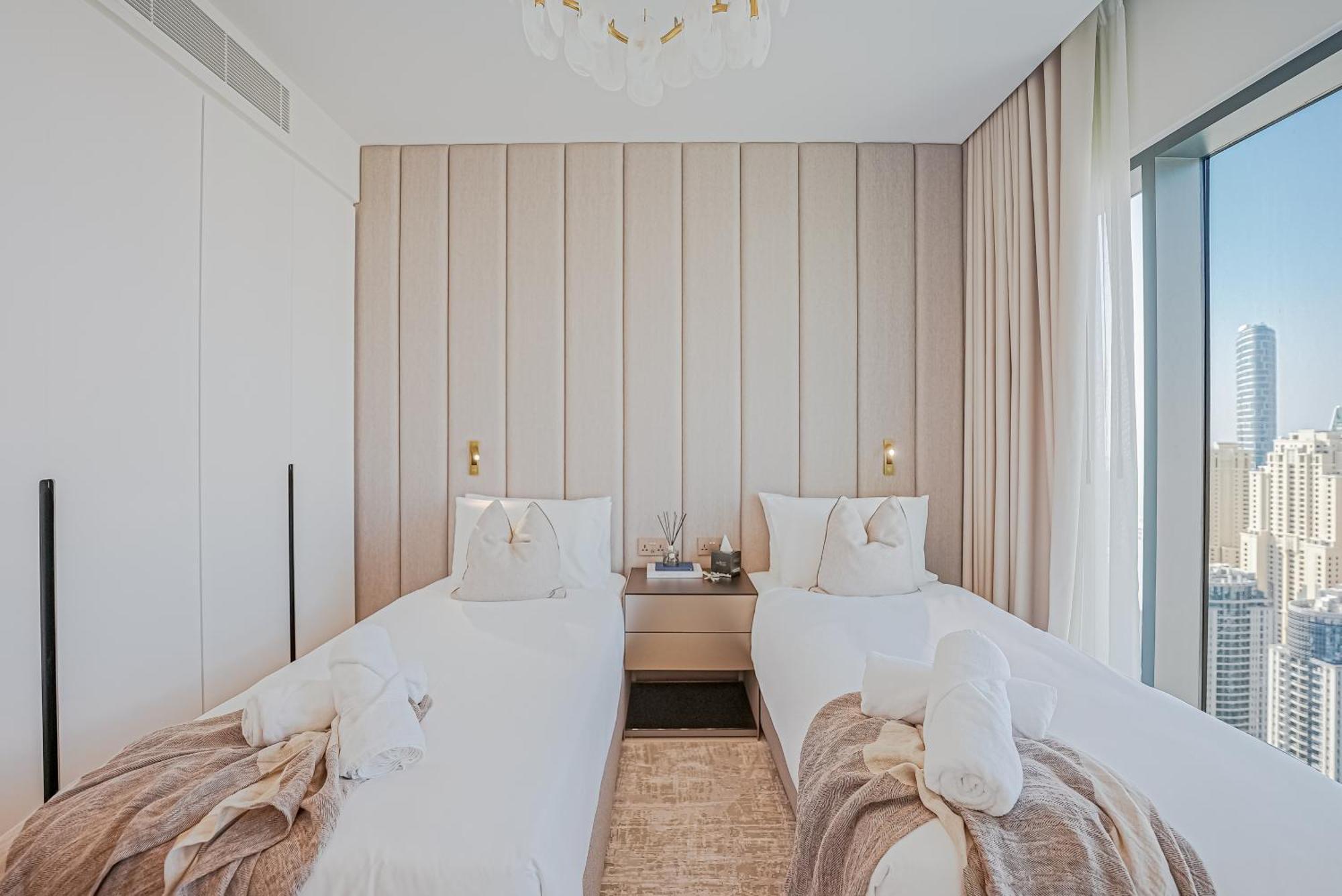 Apartment New Luxe 3br In Vida Marina W/ Breathtaking Views Dubai
