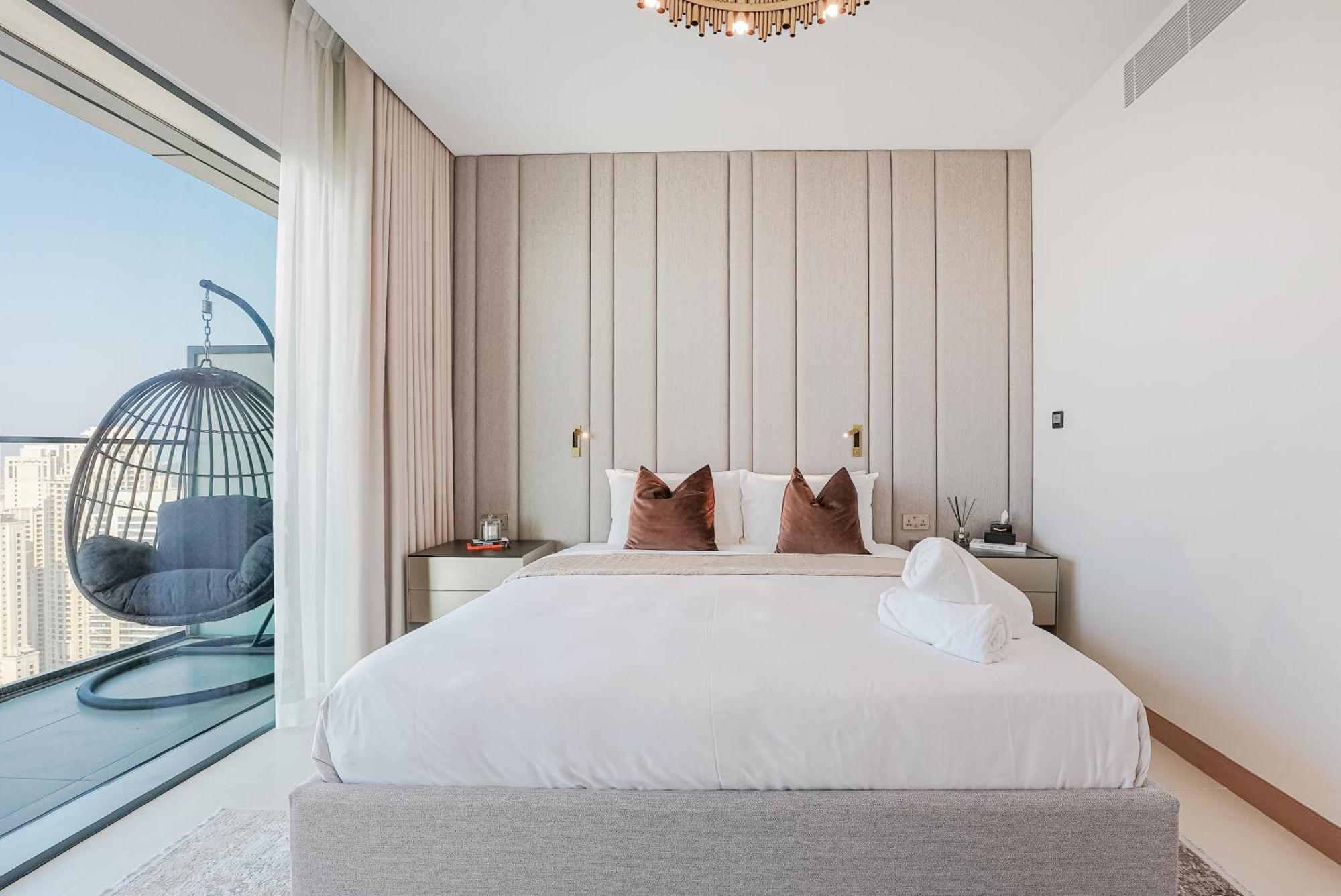 New Luxe 3br In Vida Marina W/ Breathtaking Views Dubai